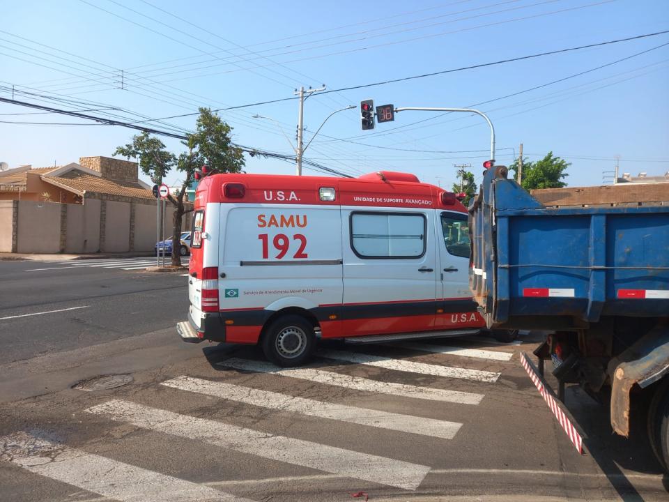 Foto 4 de 5 — Grave: acidente envolvendo caminhão e motocicleta deixa duas pessoas feridas em Araraquara